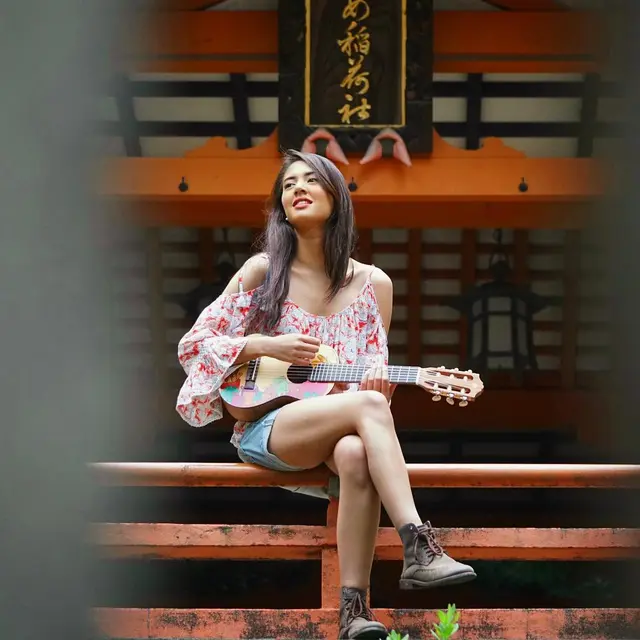 7 Gaya Aurelie Moeremans saat Main Ukulele, Cantik Bertalenta