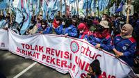 Massa buruh yang tergabung dalam Konfederasi Serikat Pekerja Seluruh Indonesia (KSPSI) dan Serikat Pekerja Nasional (SPN) demo di kawasan Patung Kuda, Jakarta, Kamis (12/5/2022). Aksi tersebut untuk memperingati May Day serta menolak Omnibuslaw UU Cipta Kerja Nomor 11 Tahun 2020 dan meminta klaster ketenagakerjaan kembali ke substansi UU Nomor 13 Tahun 2003. (Liputan6.com/Faizal Fanani)