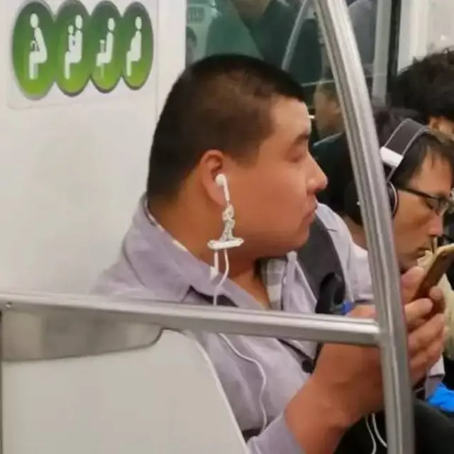 7 Potret Cara Orang Pakai Headset Ini Nyeleneh, Bikin Geleng Kepala