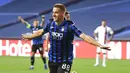 Pemain Atalanta, Mario Pasalic, melakukan selebrasi usai mencetak gol ke gawang pada laga perempat final Liga Champions di Stadion Da Luz, Rabu (12/8/2020). PSG menang 2-1 atas Atalanta. (David Ramos/Pool,via AP)