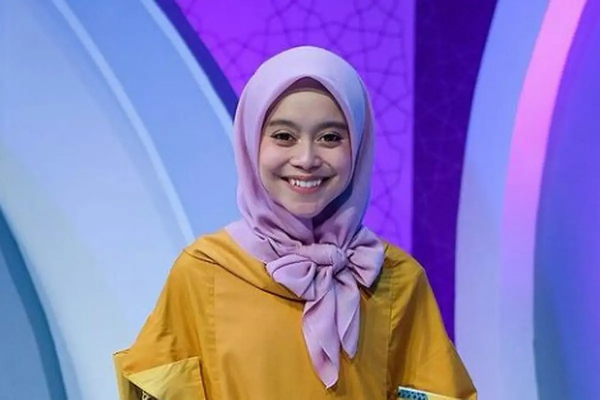 7 Gaya Hijab Segi Empat Trend Terbaru ala Seleb Tanah Air, Aurel-Lesti Kejora