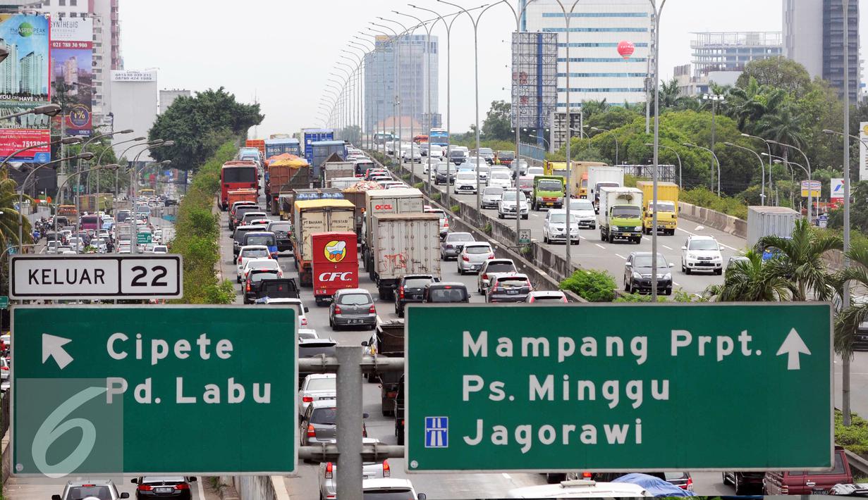 Kepadatan kendaraan di ruas tol dalam kota menuju tol Jagorawi dan Cikampek padat merayap, Jakarta, Kamis (24/12). Jelang malam Natal dan Tahun Baru masyarakat memanfaatkan dan merayakannya di kampung halaman. (Liputan6.com/Helmi Afandi)