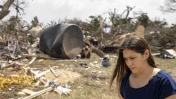 Naomi Benavides melihat apa yang tersisa dari rumah saudara perempuannya, Vanessa Rios sehari setelah tornado menghancurkannya di FM 2843 dan Cedar Valley Road dekat Salado, Texas. (13/4/12). (Jay Janner/Austin American-Statesman via AP)