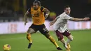 Penyerang Wolverhampton Wanderers, Adama Traore berebut bola dengan bek Arsenal, Cedric Soares pada pekan ke-22 Liga Inggris di stadion Mollineux, Rabu (3/2/2021) dini hari WIB. Arsenal harus pulang dengan tangan hampa usai kalah 1-2 atas Wolverhampton.  (Shaun Botterill/Pool via AP)