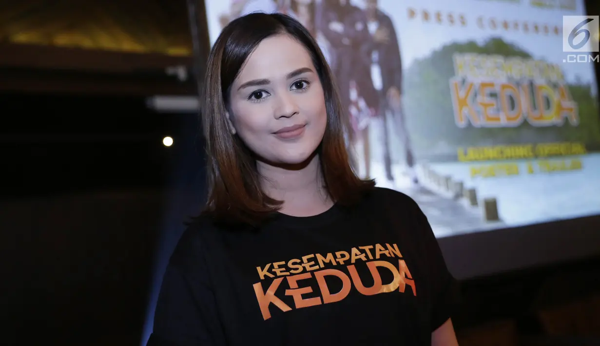 Aktris Cut Meyriska saat peluncuran trailer dan poster film Kesempatan Keduda di Jakarta, Senin (10/9). Selain Cut Meyriska, film ini juga diramaikan oleh Nagita Slavina dan Ayu Ting Ting. (Liputan6.com/Herman Zakharia)
