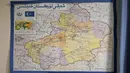 Peta Uighur terpajang di sekolah di distrik Silivri, Istanbul, Turki (29/12/2019). Di sebuah sekolah di pinggiran Istanbul, anak-anak Uighur mengikuti kelas sebelum dan sesudah sekolah reguler mereka. Melalui sekolah ini, mereka diajarkan menjaga budaya dan bahasa Uighur. (AFP/Ozan Kose)