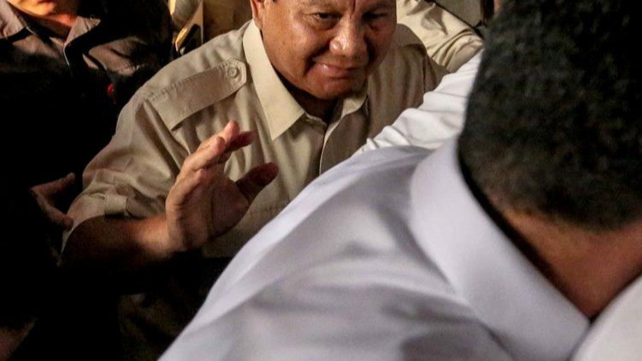 Para relawan yang sudah berada di lokasi terlihat antusias menyambut kedatangan Prabowo.