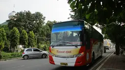 Bus milik Kramat Djati yang berjenis Van Hool buatan Karoseri Adi Putro. Saat ini masih beroperasi dengan rute Bogor - Bekasi.
