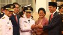 Presiden Joko Widodo dan Ibu Negara Iriana memberi selamat kepada Gubernur dan Wakil Gubernur Jawa Timur Khofifah Indar Parawansa dan Emil Elestianto Dardak usai pelantikan di Istana Negara, Jakarta, Rabu (13/2). (Liputan6.com/Angga Yuniar)