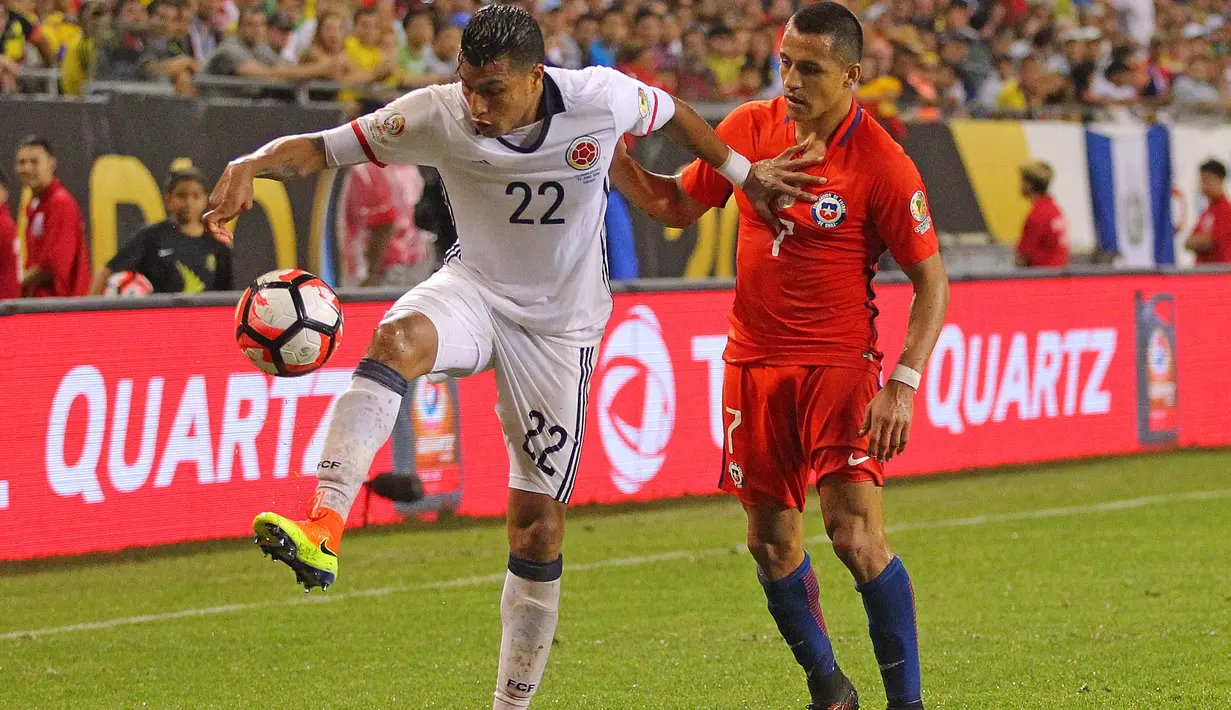 Bek Kolombia, Jeison Murillo (kiri) saat menahan bola dari penyerang Chile Alexis Sanchez pada pertandingan semifinal Copa America Centenario 2016 di Soldier Field, AS, (22/6). Chile menang dengan skor 2-0. (Dennis Wierzbicki/ USA TODAY Sports)