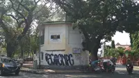 Gedung Bunder Cirebon menjadi korban dari aksi vandalisme oknum warga tidak bertanggungjawab. Foto (Liputan6.com / Panji Prayitno)