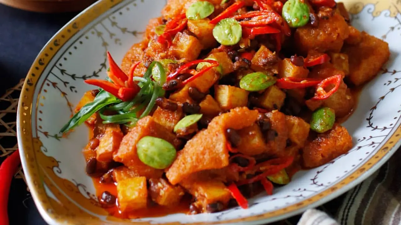 Sambal goreng kentang krecek dilengkapi pete