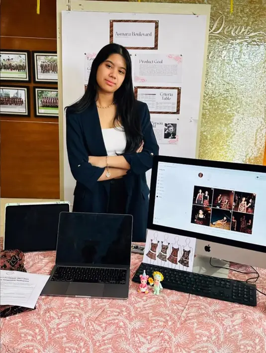 Blazer tersebut kemudian dipadukan dengan inner warna putih, sementara untuk bawahan, dipilih celana panjang warna hitam. [@annisayudhoyono]