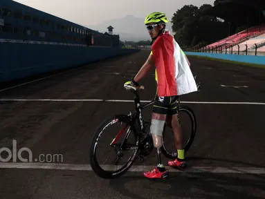 Muhammad Fadli Immamuddin atau M.Fadli adalah Pebalap Para Cycling Indonesia yang tampil dalam lomba balap sepeda Asia Para Cycling di Bahrain. (Bola.com/Nicklas Hanoatubun)