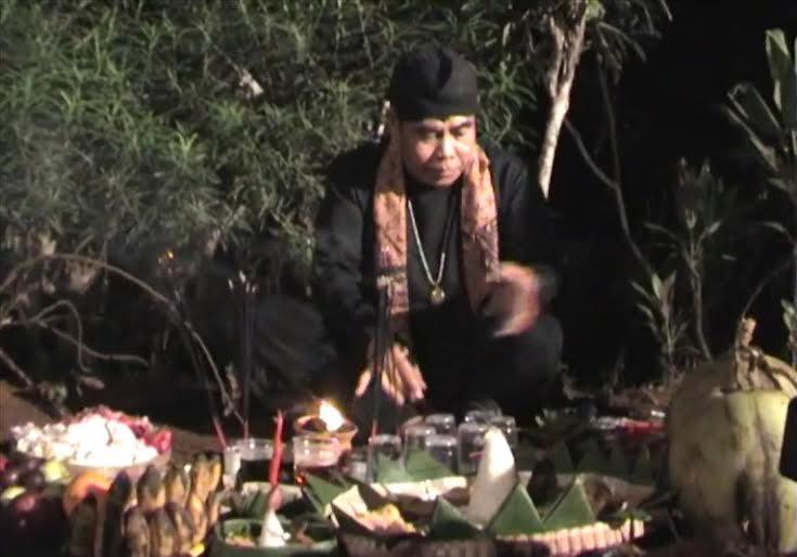 Pawang hujan beraksi di sebuah acara (Liputan6.com/Doc.Mbah Bejo)