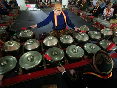 Sejumlah abdi dalem memainkan gamelan  sekaten di Bangsal Masjid Agung Kraton Surakarta, (21/12). Gamelan ini di bunyikan dan dapat di saksikan oleh masyrakat umum. (Boy Harjanto)