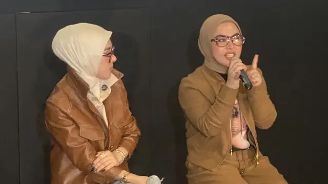 Syahrini dan Aisyahrani dalam konferensi pers Syahrini: Aku Kembali Live in Concert yang dihelat di kawasan SCBD, Jakarta, Selasa (27/10/2026). (Liputan6.com/Nola Vemiliana)