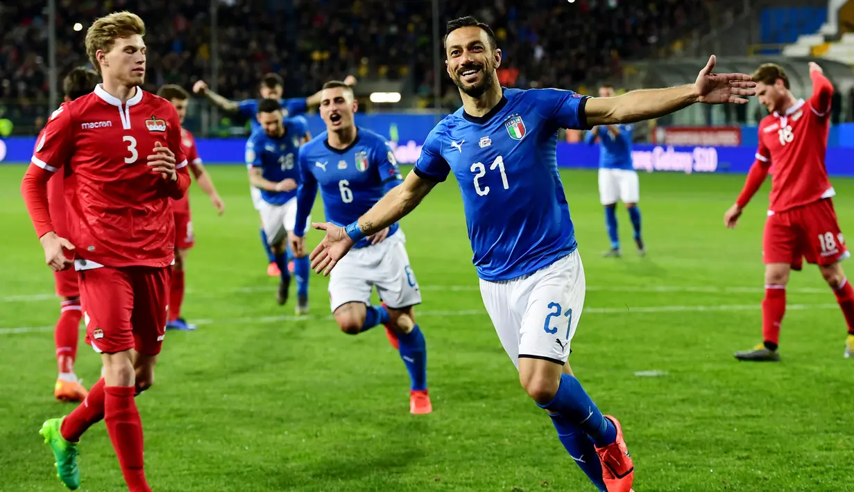 Striker Italia, Fabio Quagliarella, melakukan selebrasi usai membobol gawang Liechtenstein pada laga Kualifikasi Piala Eropa 2020 di Stadion Ennio-Tardini, Selasa (26/3). Italia menang 6-0 atas Liechtenstein. (AFP/Miguel Medina)