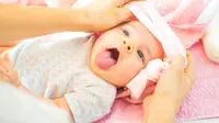 Apa yang harus orangtua lakukan saat menemukan lapisan putih di mulut atau lidah bayi? (iStockphoto)