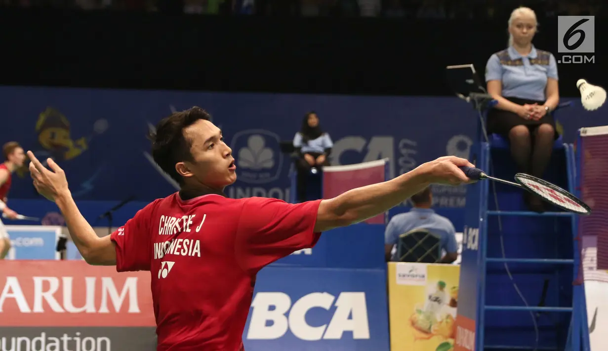 Tunggal Putra Indonesia, Jonatan Christie mengembalikan kok ke arah Hsu Jen Hao (Taiwan) di babak pertama Indonesia Open 2017 di Jakarta, Rabu (14/6). Jonatan sukses unggul dengan skor 21-17 dan 21-15. (Liputan6.com/Helmi Fithriansyah)