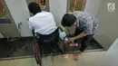 Penyandang disabilitas berwudu di tempat wudu khusus disabilitas Masjid El Syifa, Ciganjur, Jakarta, Senin (27/5/2019). Masjid El Syifa dilengkapi dengan fasilitas wudu dengan standar aman untuk para penyandang disabilitas. (Liputan6.com/Herman Zakharia)