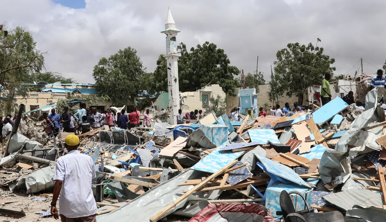 Suasana lokasi ledakan bom mobil di luar kantor pemerintah lokal di Mogadishu, Somalia, (10/9). Menurut polisi Somalia dan pekerja penyelamat, enam orang tewas dan 16 luka-luka akibat ledakan tersebut. (AFP Photo/Abdi Haji Hussein)