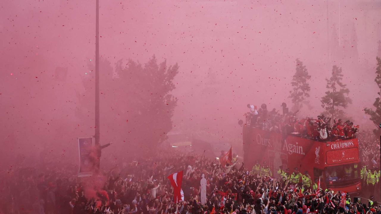 Mobil tabrak kerumunan suporter di pesta juara Liverpool