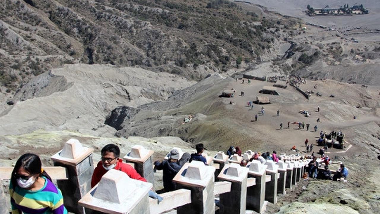 Melihat pesona kawah Gunung Bromo lebih dekat