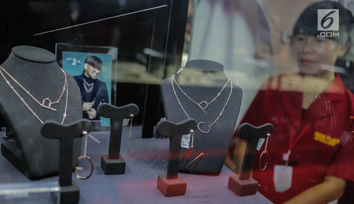 Pengunjung melihat perhiasan di salah satu stand pameran JIJF 2019, Jakarta, Kamis (4/4). Ajang Jakarta International Jewellery Fair 2019 diselenggarakan oleh Asosiasi Perhiasan Emas dan Permata Indonesia (APEPI) pada 4-7 April 2019 di JCC. (Liputan6.com/Faizal Fanani)