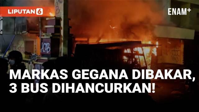 Markas Gegana di Jalan Kramat Raya, Senen, Jakarta Pusat, Jumat (29/8) malam, dilalap api setelah diduga dibakar massa aksi unjuk rasa.