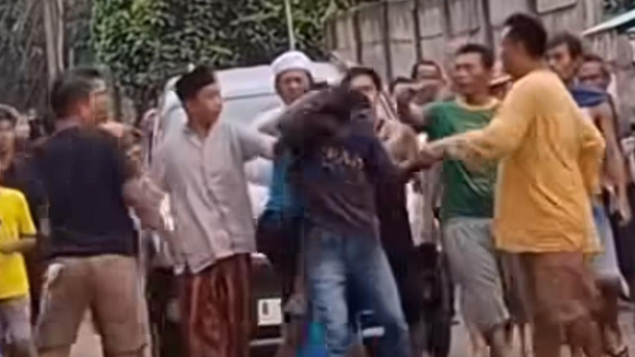 Viral Pemuda Dikeroyok Warga Usai Ketahuan Bobol Kotak Amal Musala