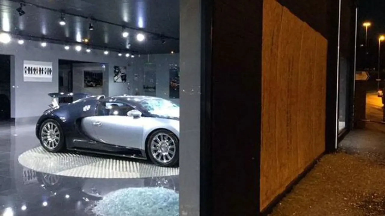 Bugatti Veyron Dilempar Batu Hingga Kacanya Pecah, Apa Sebab?