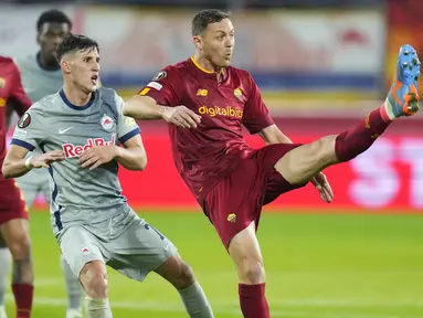 Gelandang AS Roma Nemanja Matic berebut bola dengan gelandang RB Salzburg Nicolas Capaldo pada leg pertama playoff babak 16 besar Liga Europa di Red Bull Arena, Salzburg, Jumat (17/2/2023) dini hari WIB.  Salzburg tampil tangguh untuk membekuk AS Roma dengan skor tipis 1-0. (AP Photo/Petr David Josek)