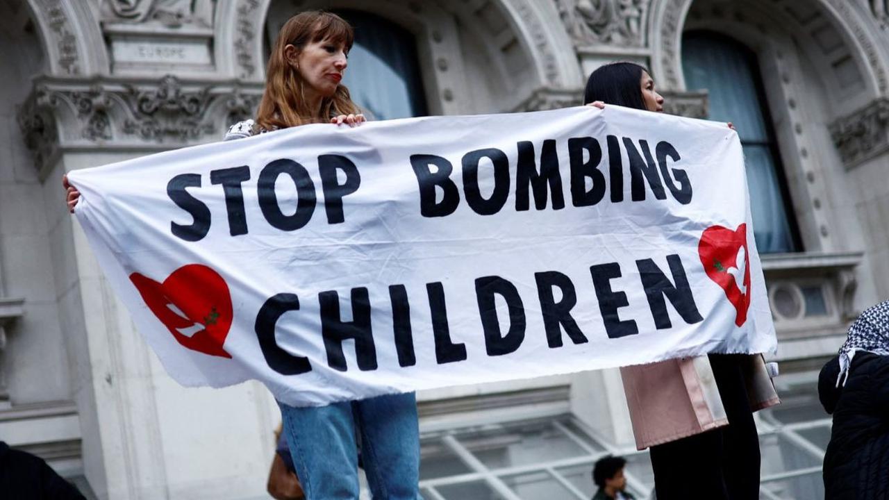 Pengunjuk rasa membentangkan spanduk bertuliskan 'Stop bombing children' saat menggelar aksi solidaritas untuk Palestina di London, Inggris, pada 28 Mei 2024. Dalam aksinya, ribuan pengunjuk rasa di London ini mengecam genosida yang dilakukan Israel di Ja