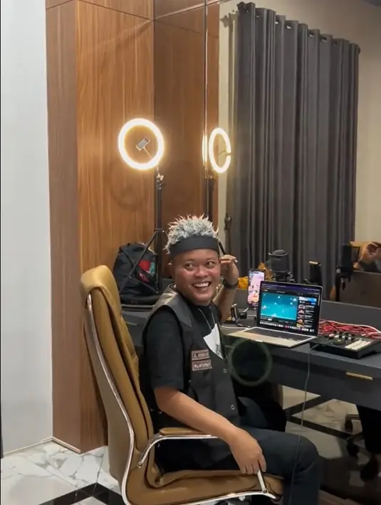 Ditengah sesi live, mantan suami Nathalie Holscher itu dikejutkan dengan kehadiran Santyka dan rombangan. [TikTok/pkmanagement]