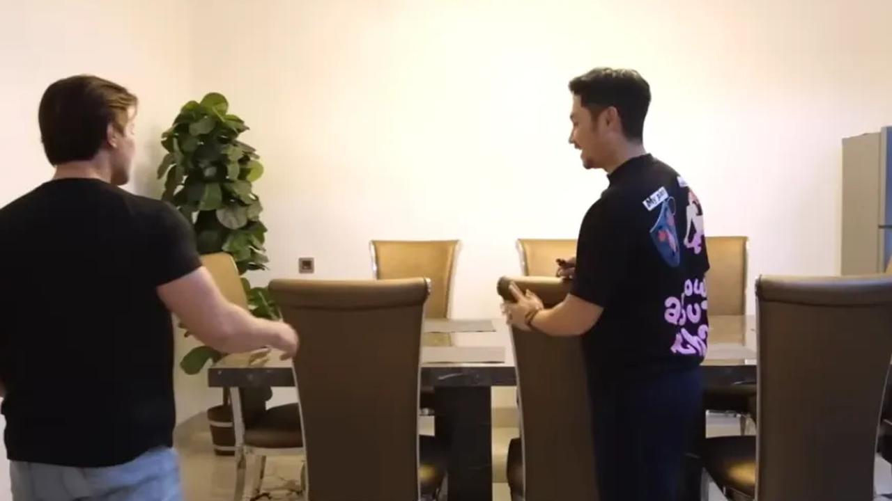 Tak jauh dari living room, ada ruang makan. Di tempat ini Angga Wijaya dan keluarga makan bersama.

"Ini tempat makan," kata Angga Wijaya.