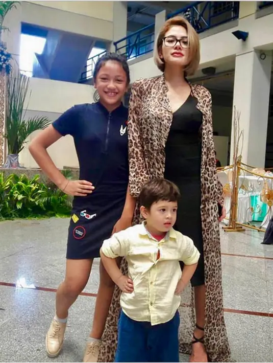 Janda dua anak itu mengungkapkan bahwa proses pertemuan tersebut berlangsung haru. Baik Jupe maupun Niki sama-sama menangis sambil berpelukan. Tak lupa keduanya juga saling meminta maaf. (Instagram/nikitamirzanimawardi_17)
