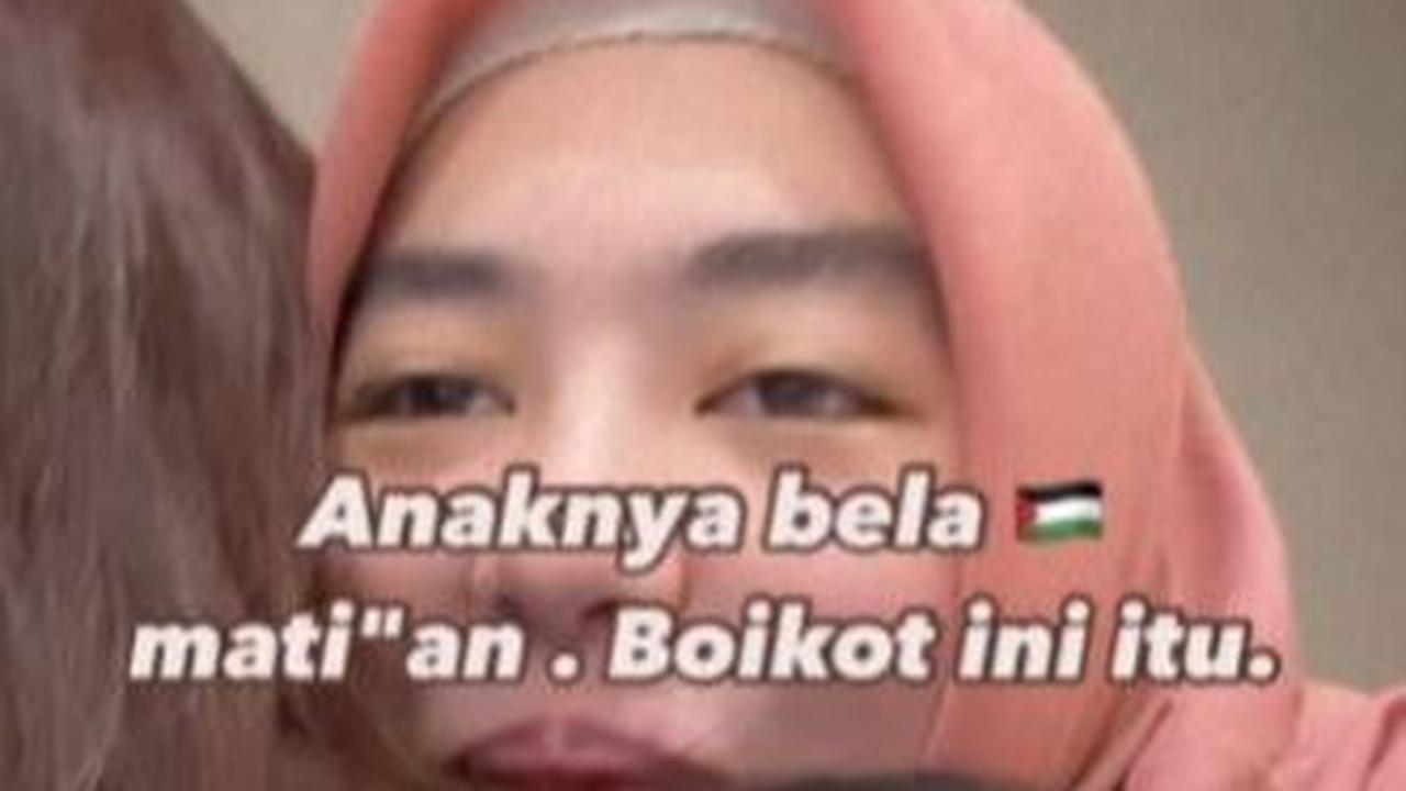 "True story anaknya bela Palestina mati-matian boikot ini itu, emaknya malah holiday ke Israel."<br>