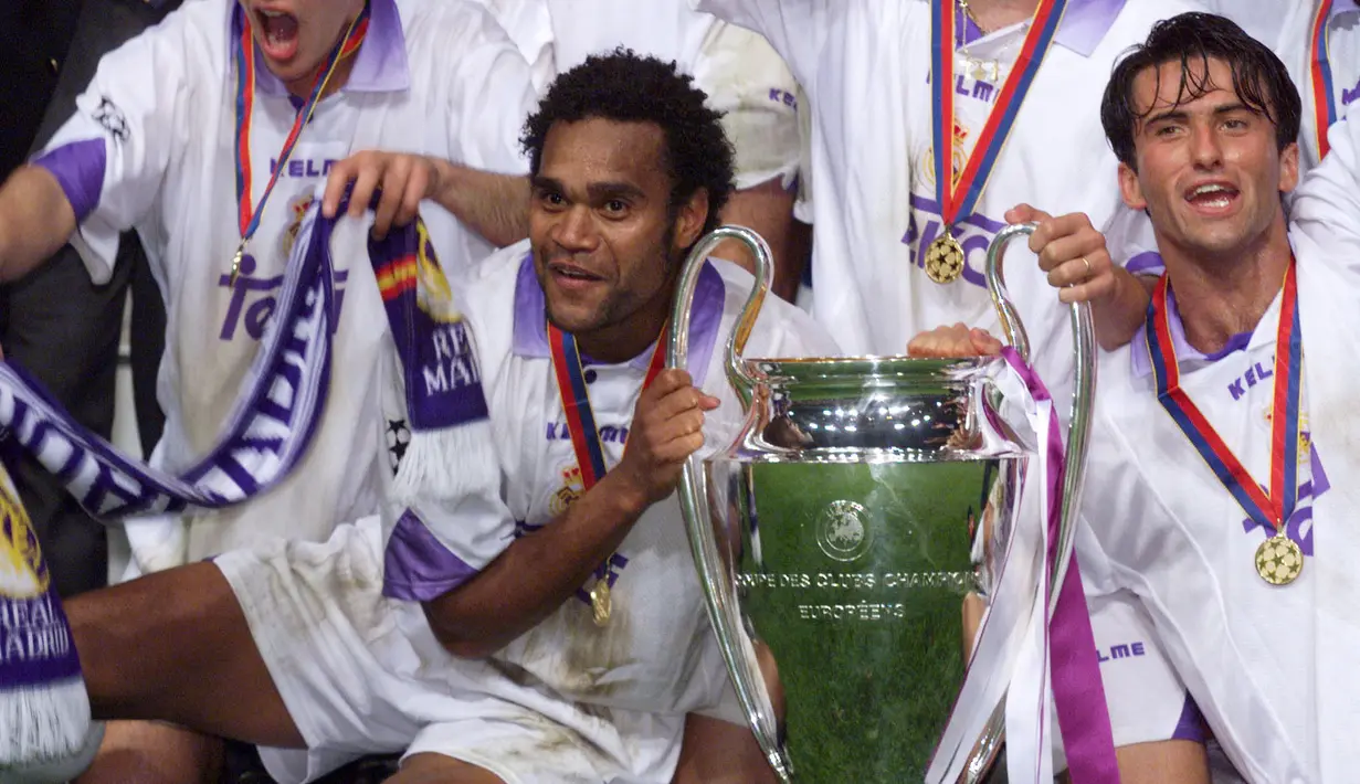 Christian Karembeu salah satu pilar Timnas Prancis saat menjuarai Piala Dunia 1998. Ia didatangkan Real Madrid pada 1997 dari Sampdoria. Selama tiga musimnya di Santiago Bernabeu, pemain yang berposisi sebagai gelandang bertahan tersebut berhasil membuat 82 penampilan dan mencetak 4 gol. Karembeu juga sukses menyumbangkan gelar juara Liga Champions 1998 dan 2000 untuk Los Galcticos. (AFP/Jacques Demarthon)