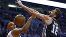 Ekspresi pemain San Antonio Spurs, Pau Gasol (kanan) saat berebut bola dengan pemain Phoenix Suns, Jared Dudley pada laga NBA di Talking Stick Resort Arena, (15/12/2016). Spurs menang 107-92. (AP/Ross D. Franklin)