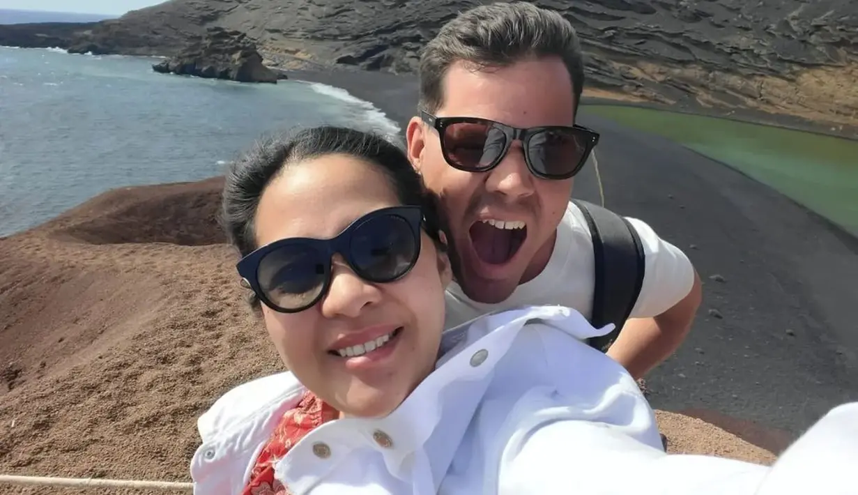 Gracia Indri dan suami, berselfie dengan latar belakang laut. Jeffry, begitu bahagia bisa berswafoto dengan sang istri. (Foto: Instagram/@graciaz14)