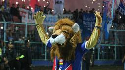 Aremania merayakan gelar juara Piala Presiden 2019 usai menaklukkan Persebaya Surabaya di Stadion Kanjuruhan, Jumat (13/4). Arema FC menang 2-0 atas Persebaya. (Bola.com/Aditya Wicaksana Wanyprahara)