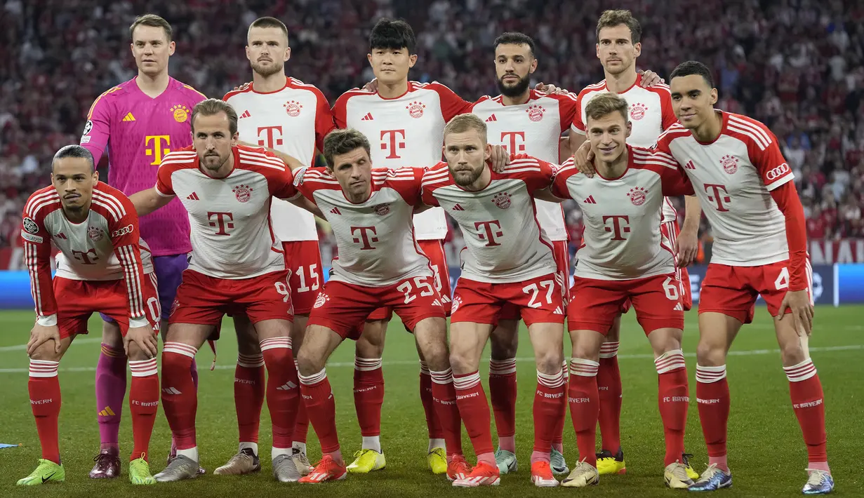 Foto tim Starting XI Bayern Munchen sebelum dimulainya laga leg pertama semifinal Liga Champions 2023/2024 menghadapi Real Madrid di Allianz Arena, Munich, Selasa (30/4/2024). (AP Photo/Matthias Schrader)