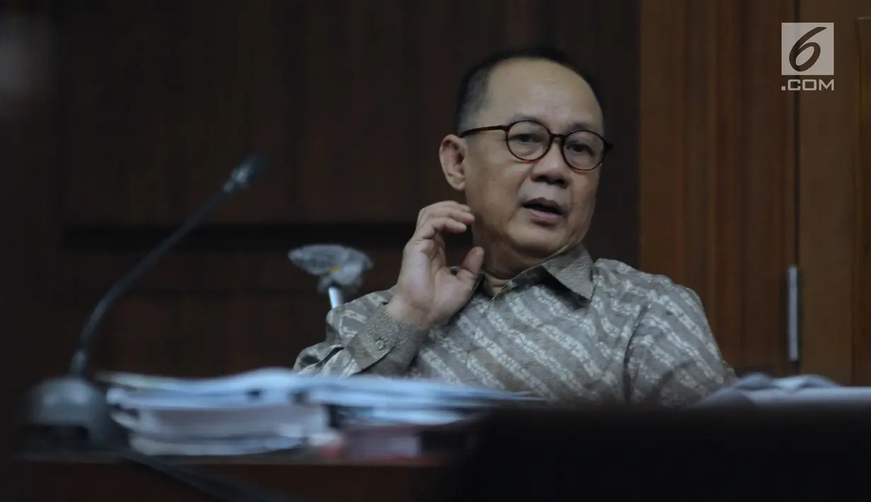 Terdakwa penerbitan SKL terhadap obligor BLBI, Syafruddin Arsyad Temenggung bersiap mendengar keterangan saksi pada sidang lanjutan di Pengadilan Tipikor, Jakarta, Kamis (21/6). Sidang mendengar keterangan saksi. (Liputan6.com/Helmi Fithriansyah)
