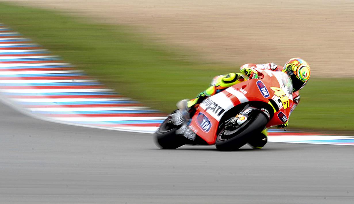The Doctor bersama motor warna merah yang khas tim Ducati pada tahun 2011. (EPA/Filip Singer)
