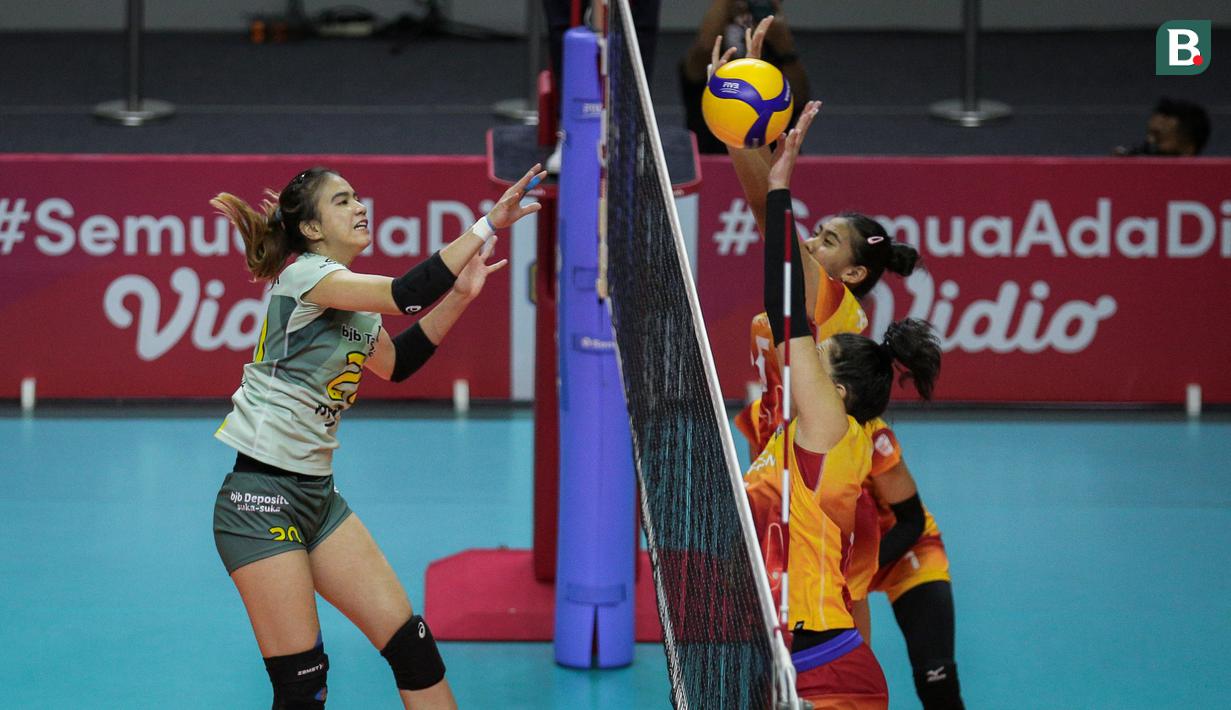 Pemain Bandung BJB Tandamata, Shella Bernadetha Onan (kiri) melakukan spike saat laga lanjutan Proliga 2022 melawan Jakarta Elektrik PLN di Padepokan Voli Jenderal Polisi Kunarto, Sentul, Jumat (21/01/2022). (Bola.com/Bagaskara Lazuardi)