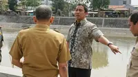 Wali Kota Semarang Hendrar Prihadi, mengajak dinas terkait melohat kesiapan saluran air menampung gelombang pasang rob. (foto: Liputan6.com/edhie prayitno ige)