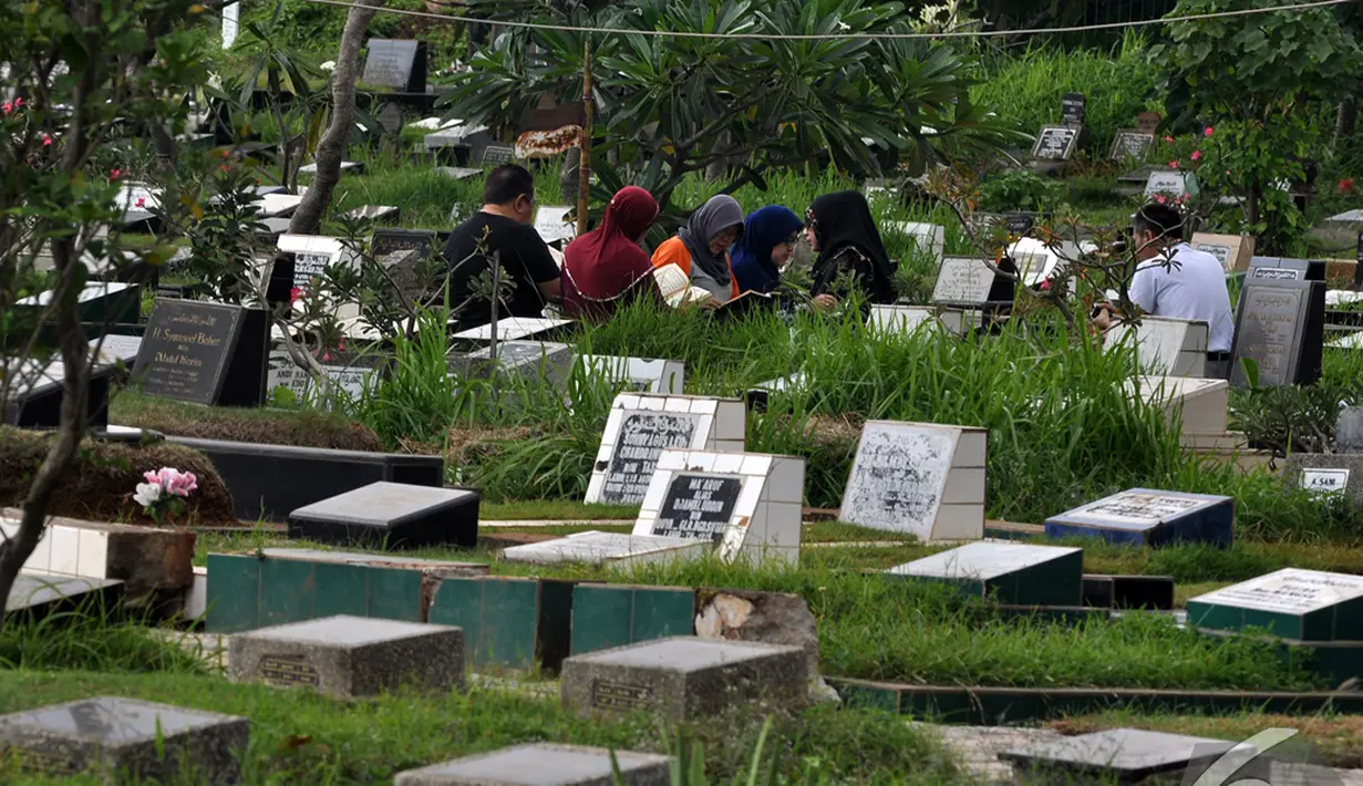 Suasana pemakaman umum di TPU Karet Bivak, Jakarta, Minggu (11/1/2015). (Liputan6.com/Miftahul Hayat)