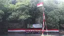 Komunitas Ciliwung Depok mengikuti upacara bendera di Sungai Ciliwung, Jawa Barat, Jumat (17/8). Upacara di tengah aliran Sungai Ciliwung tersebut dalam rangka memperingati HUT ke-73 Republik Indonesia. (Liputan6.com/Immanuel Antonius)