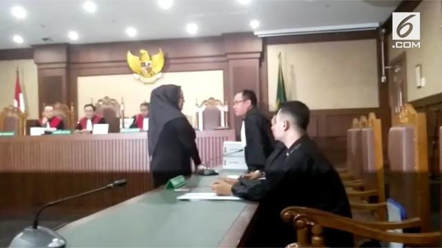Selain itu Ratu Atut juga dituntut dengan pidana tambahan yakni membayar uang pengganti Rp 3,8 miliar.